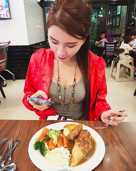 路邊驚見「超美艷正妹」飽滿乳量好犯規！超誘惑「低胸視角」畫面太害羞啦&#8230;