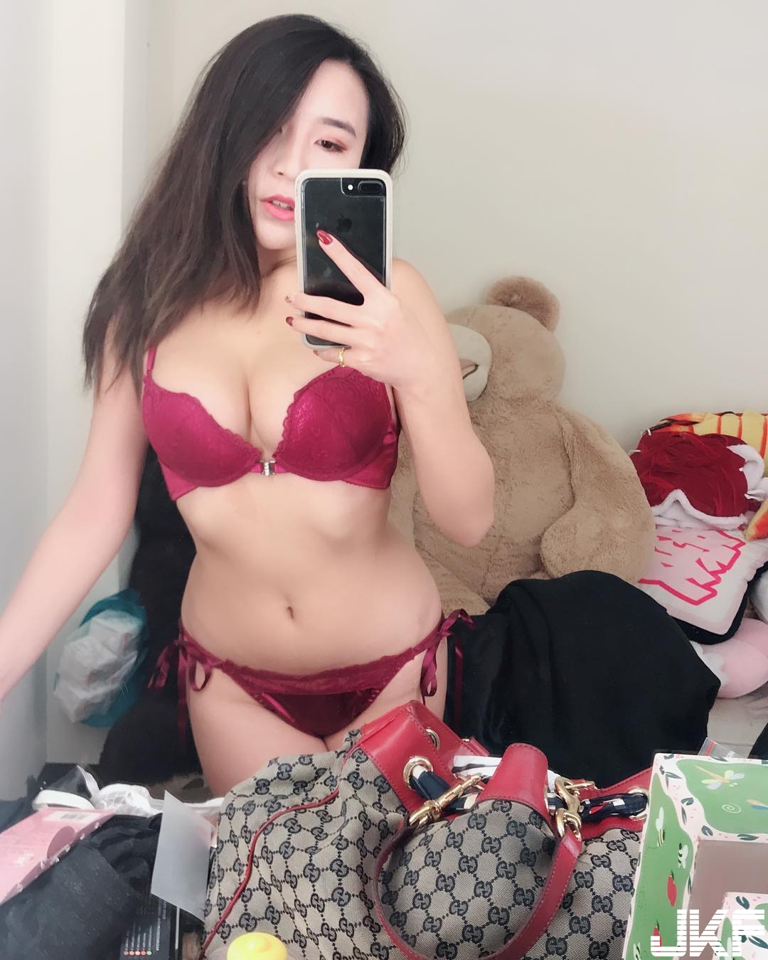 為乳量煩惱的女子！「美乳正妹」一雙白嫩飽滿奶球　低胸露ω太性感！