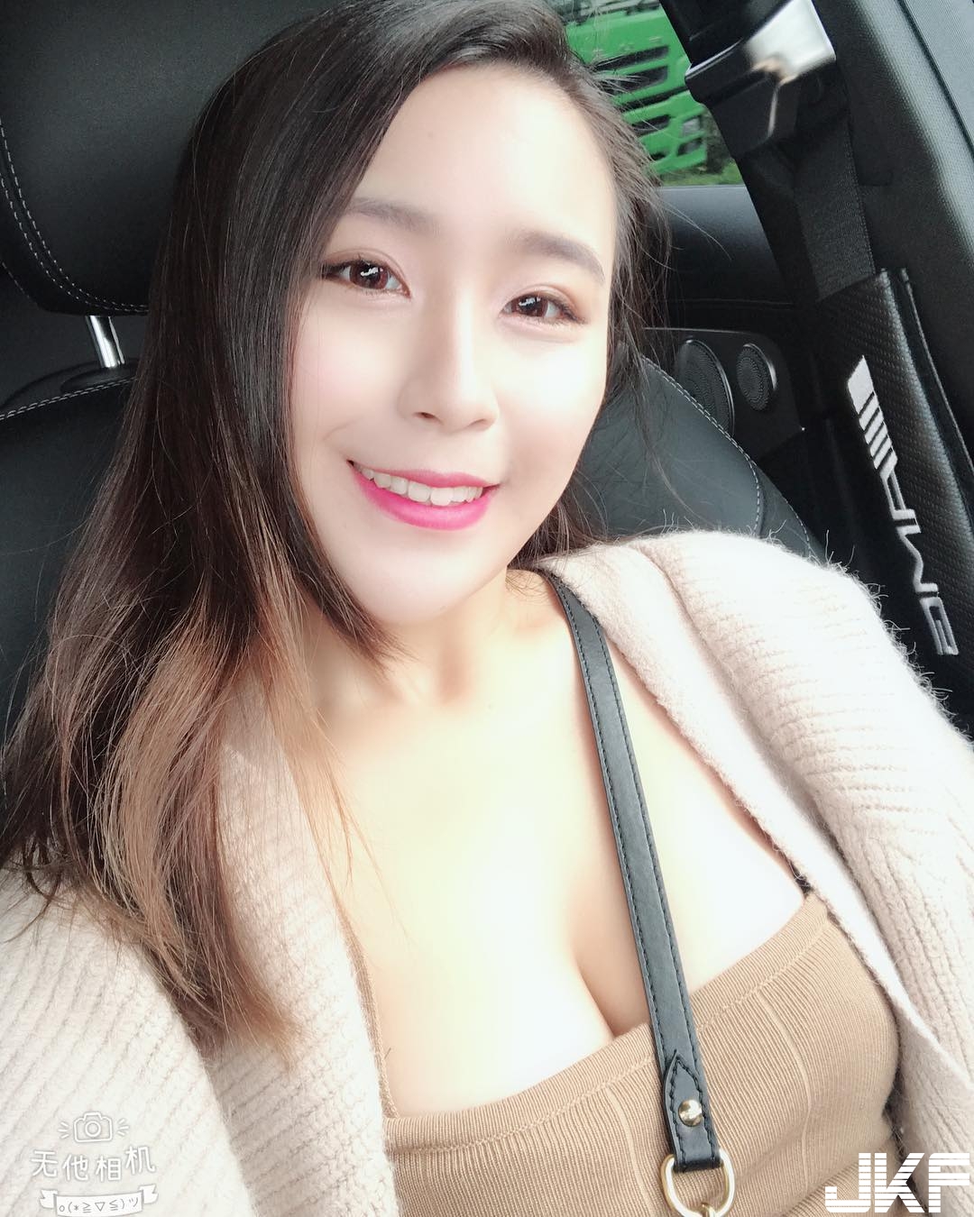 為乳量煩惱的女子！「美乳正妹」一雙白嫩飽滿奶球　低胸露ω太性感！