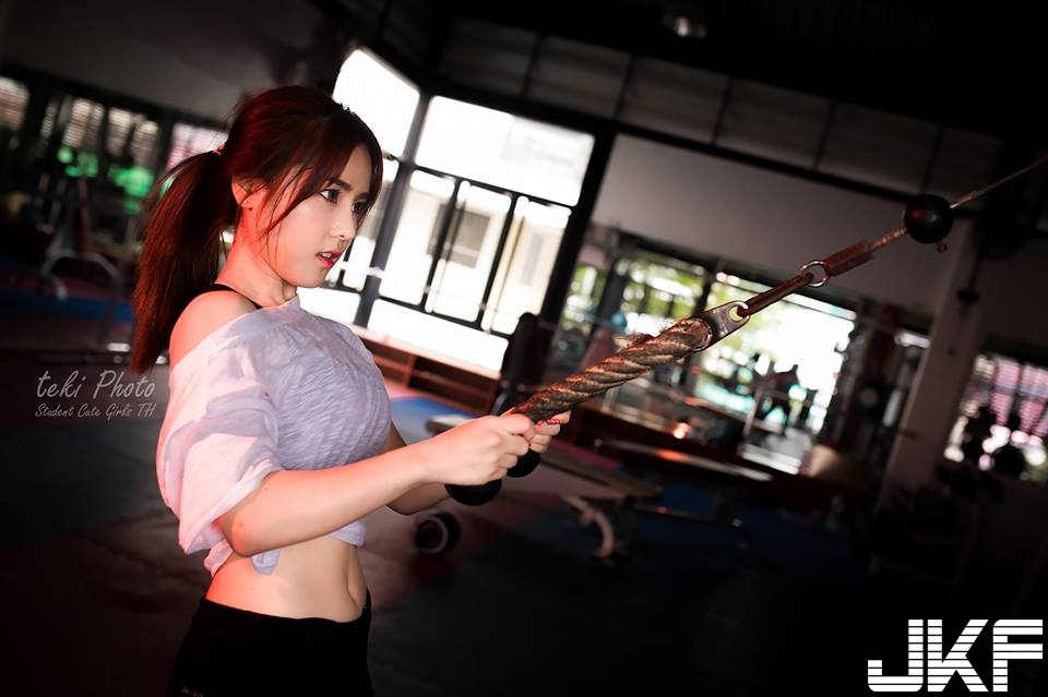 快來運動！「大奶正妹」健身房爆汗深蹲！腰腹「性感曲線」好撩人！