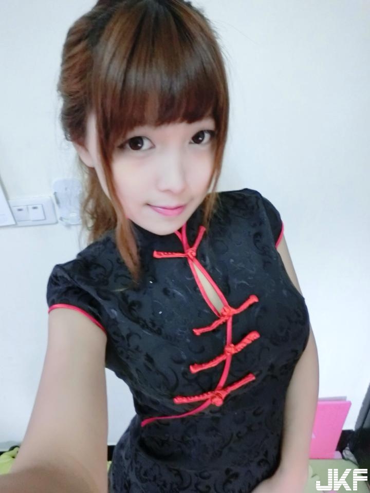 手放在哪裡！美顏「爆乳妹子」帶長輩用餐，誘惑滿點洋裝讓人分心了！