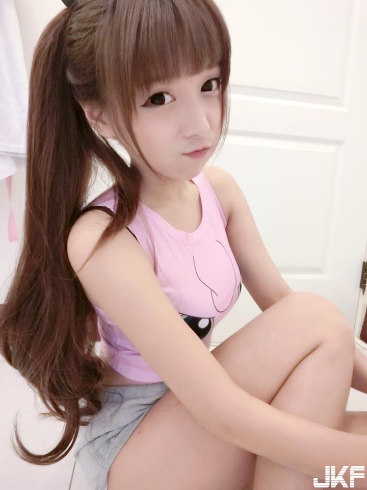 手放在哪裡！美顏「爆乳妹子」帶長輩用餐，誘惑滿點洋裝讓人分心了！