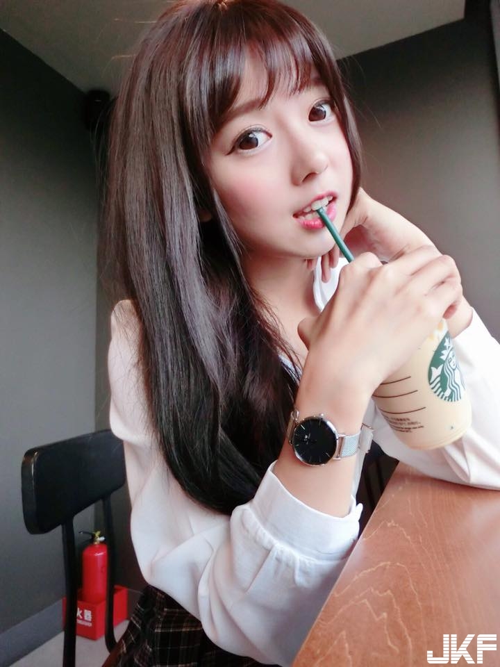 手放在哪裡！美顏「爆乳妹子」帶長輩用餐，誘惑滿點洋裝讓人分心了！