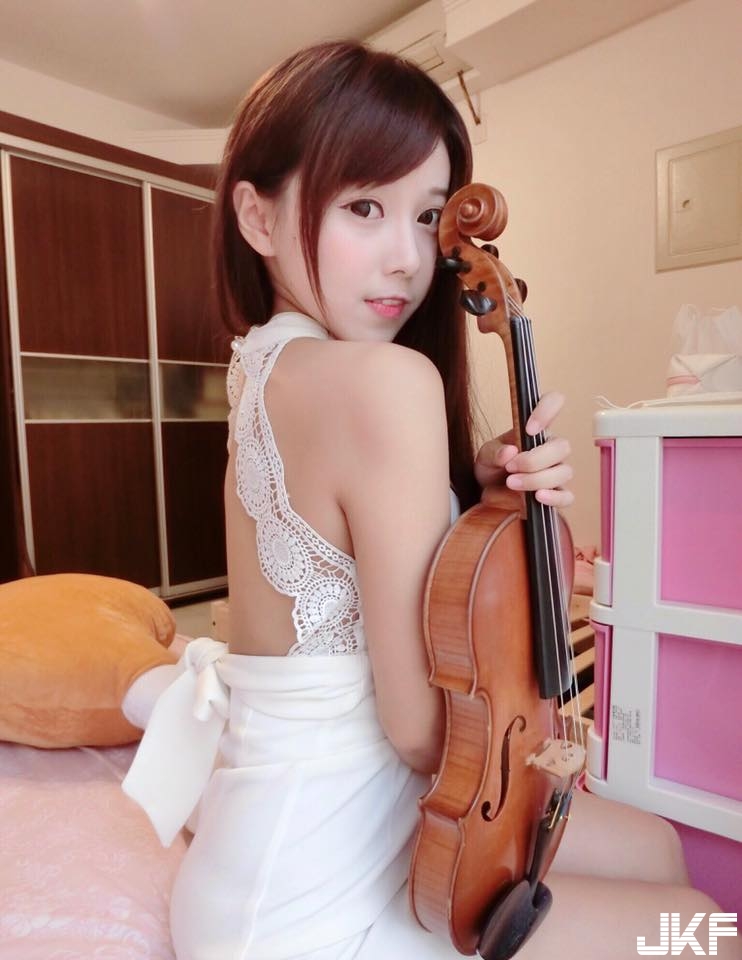手放在哪裡！美顏「爆乳妹子」帶長輩用餐，誘惑滿點洋裝讓人分心了！