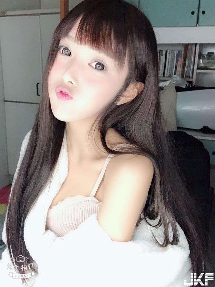 手放在哪裡！美顏「爆乳妹子」帶長輩用餐，誘惑滿點洋裝讓人分心了！