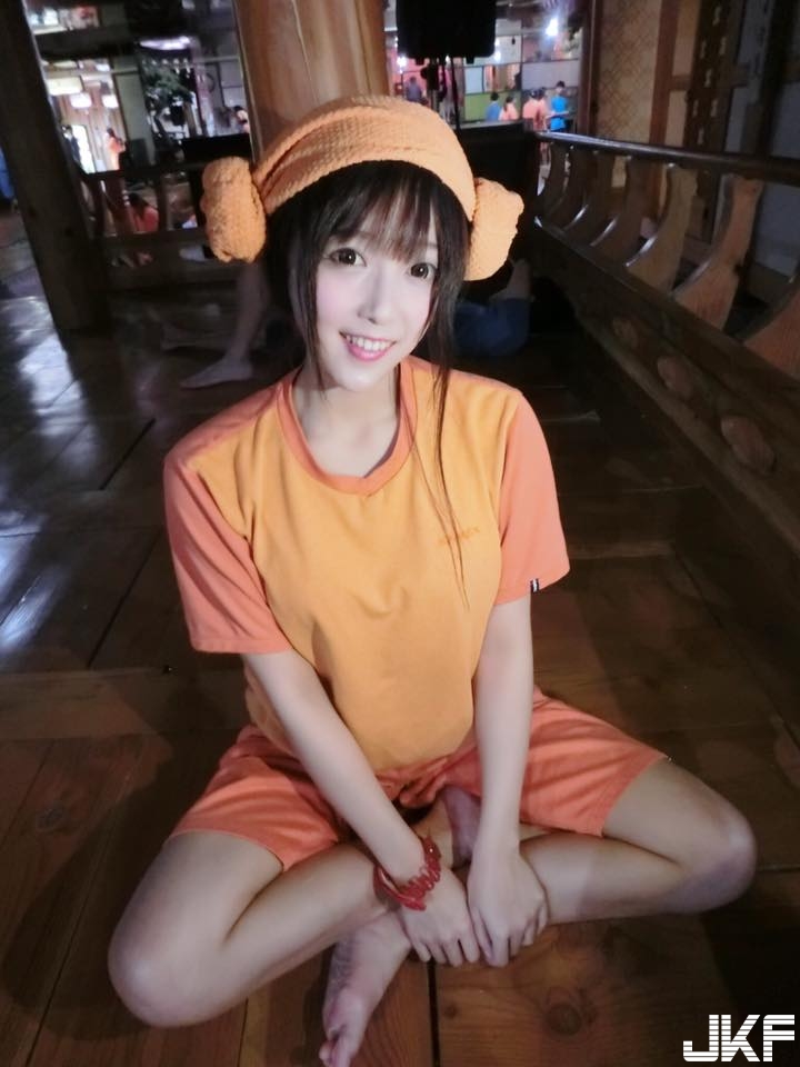 手放在哪裡！美顏「爆乳妹子」帶長輩用餐，誘惑滿點洋裝讓人分心了！