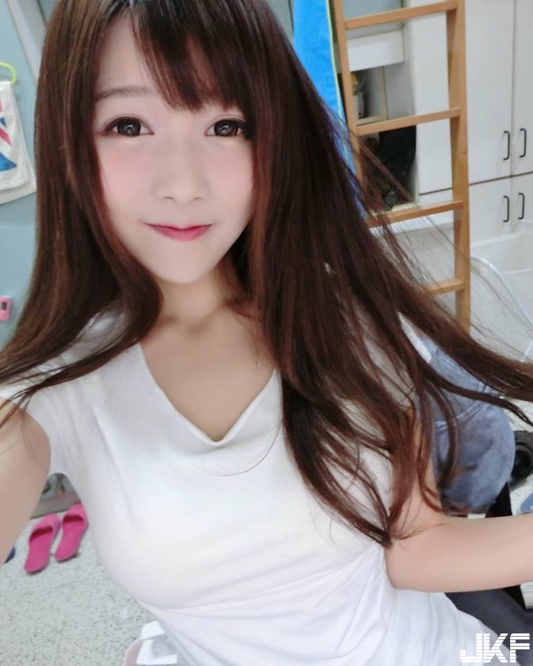 手放在哪裡！美顏「爆乳妹子」帶長輩用餐，誘惑滿點洋裝讓人分心了！