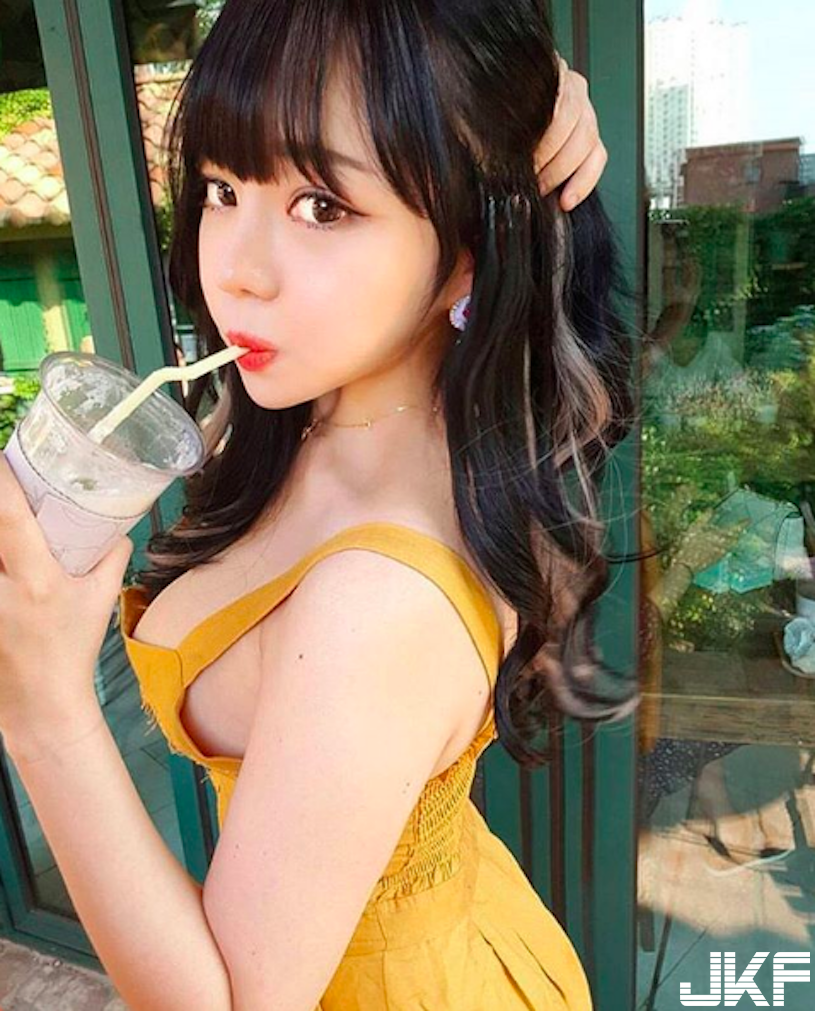 好性感！「高顏值美乳妹」火辣身材太誘人！超神猛「爆乳身材」威力十足啊…