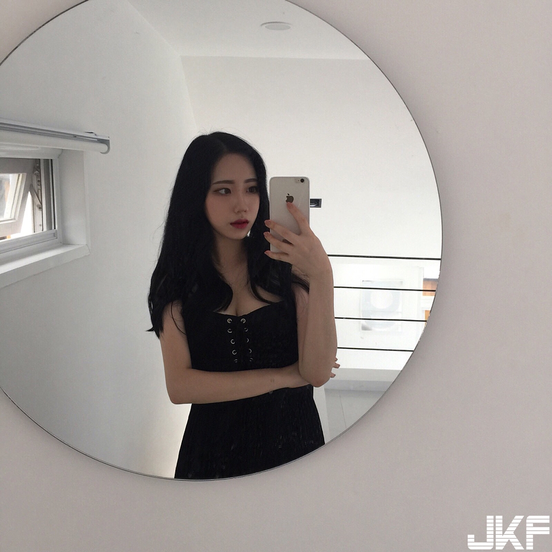 正妹白色內衣大爆「飽滿乳球」性感自拍！「白嫩蟻腰」整個跑出超誘人！