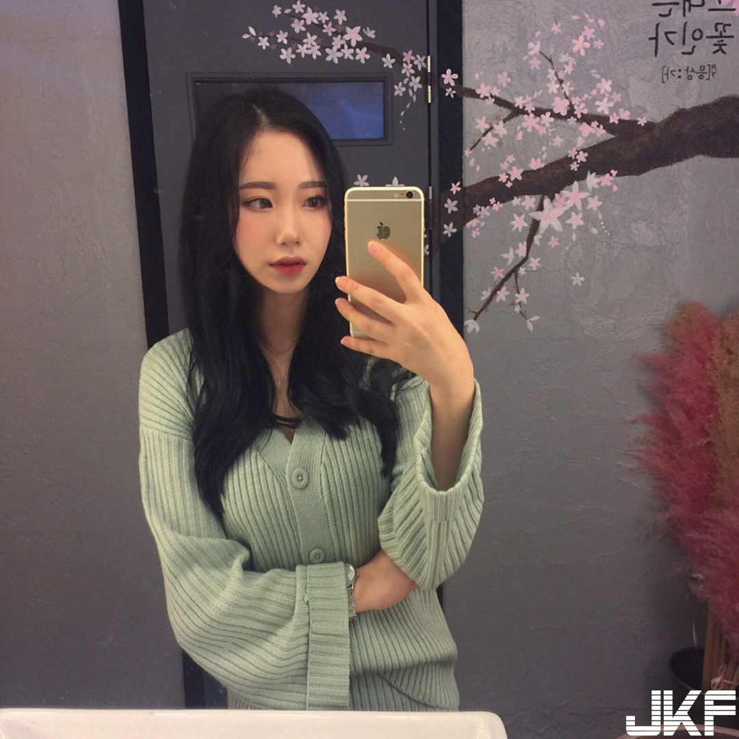 正妹白色內衣大爆「飽滿乳球」性感自拍！「白嫩蟻腰」整個跑出超誘人！