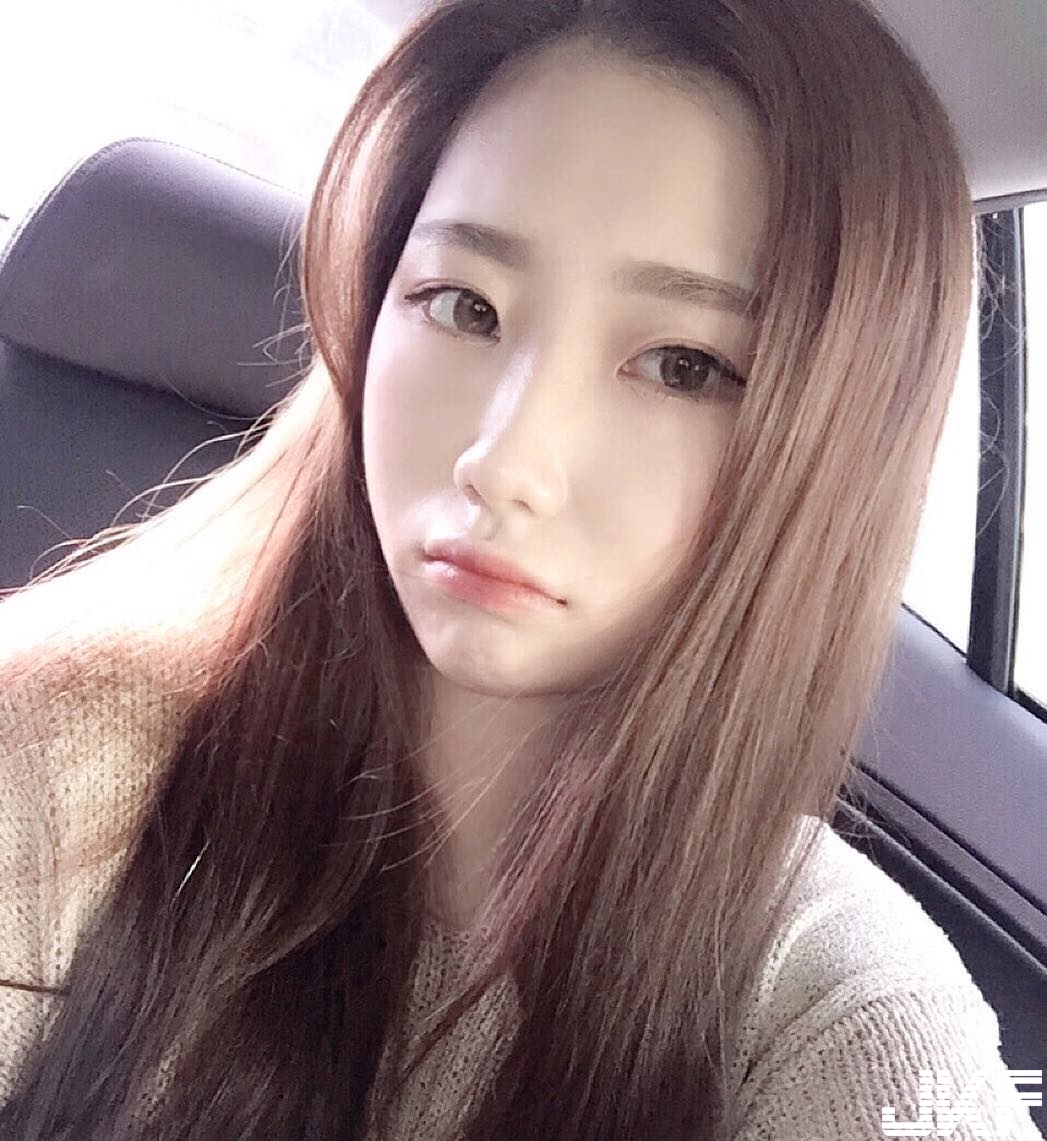 正妹白色內衣大爆「飽滿乳球」性感自拍！「白嫩蟻腰」整個跑出超誘人！