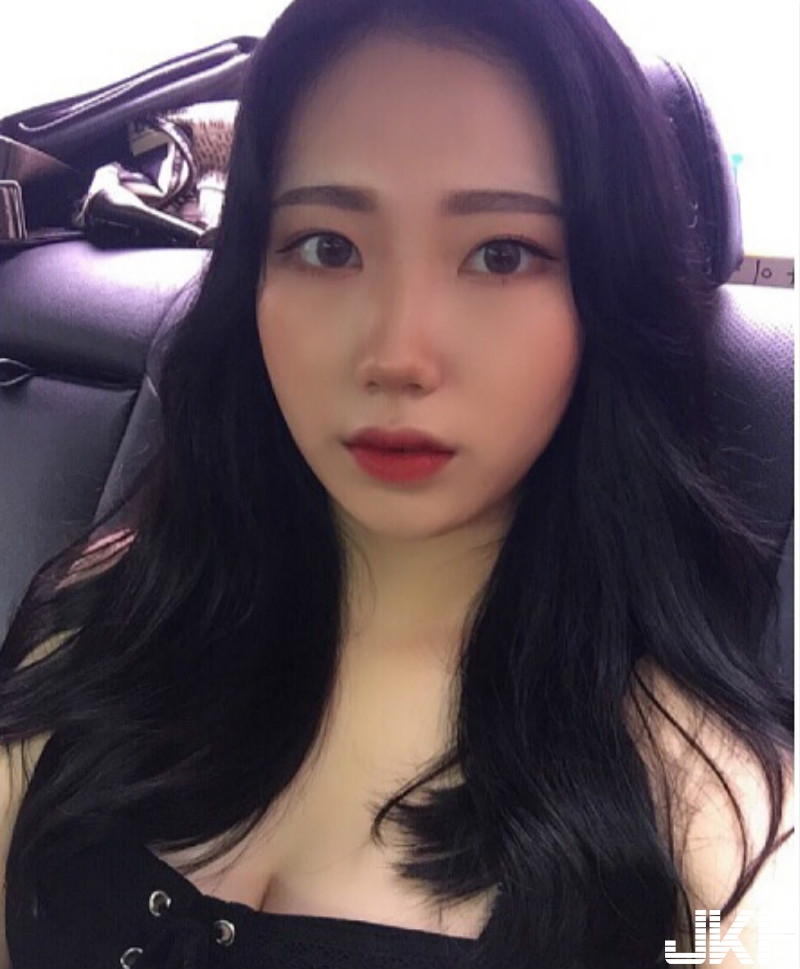 正妹白色內衣大爆「飽滿乳球」性感自拍！「白嫩蟻腰」整個跑出超誘人！