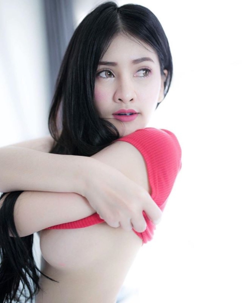 巨乳94狂！人體壽司超可口，「白皙奶妹」配上鮭魚胸貼，渾圓飽滿讓人一口咬下！
