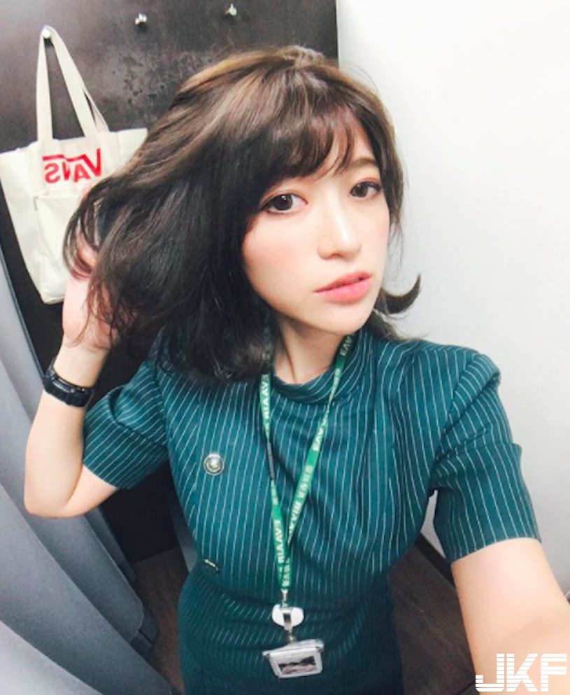 這樣真的太兇！「長榮美女空服員」制服底下藏美乳，換上「低胸小可愛」真的不得了！