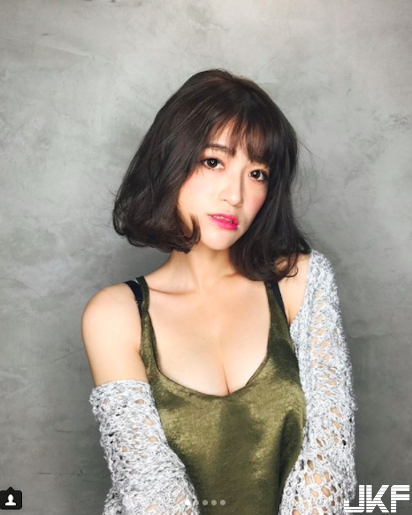 這樣真的太兇！「長榮美女空服員」制服底下藏美乳，換上「低胸小可愛」真的不得了！