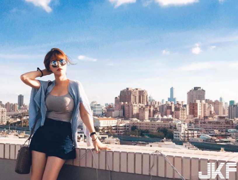 這樣真的太兇！「長榮美女空服員」制服底下藏美乳，換上「低胸小可愛」真的不得了！