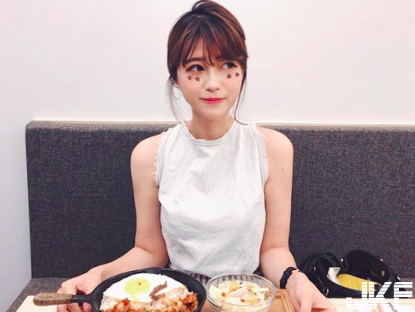 這樣真的太兇！「長榮美女空服員」制服底下藏美乳，換上「低胸小可愛」真的不得了！