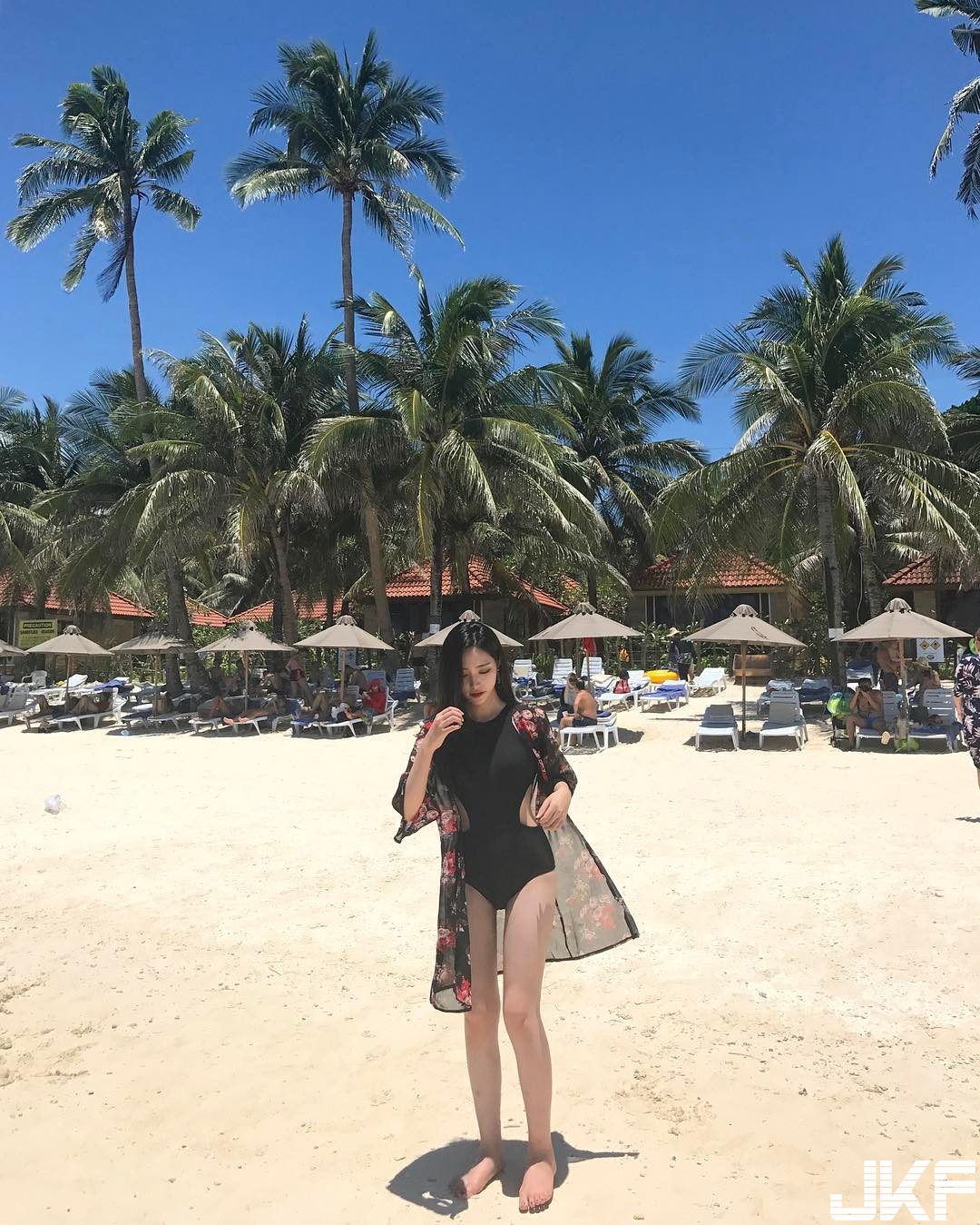 美艷姐姐圓領挖空大露香肩，比基尼大露蟻腰+逆天長腿，讓人眼睛大吃冰淇淋！