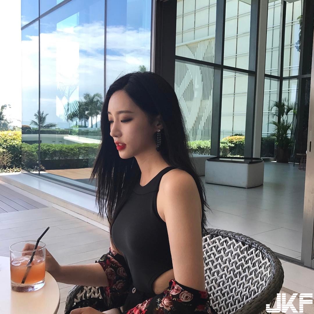 美艷姐姐圓領挖空大露香肩，比基尼大露蟻腰+逆天長腿，讓人眼睛大吃冰淇淋！