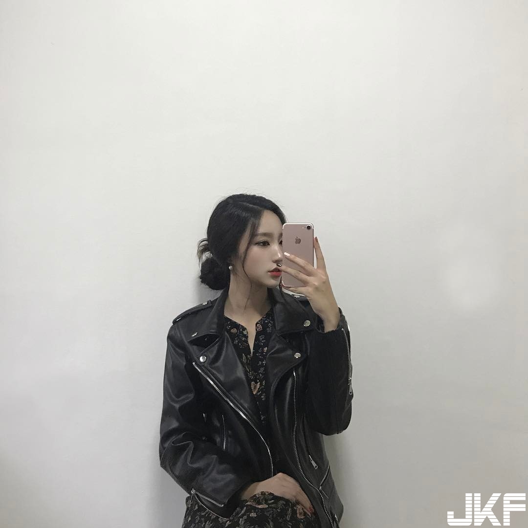 美艷姐姐圓領挖空大露香肩，比基尼大露蟻腰+逆天長腿，讓人眼睛大吃冰淇淋！