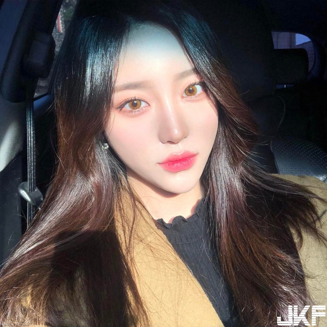 美艷姐姐圓領挖空大露香肩，比基尼大露蟻腰+逆天長腿，讓人眼睛大吃冰淇淋！