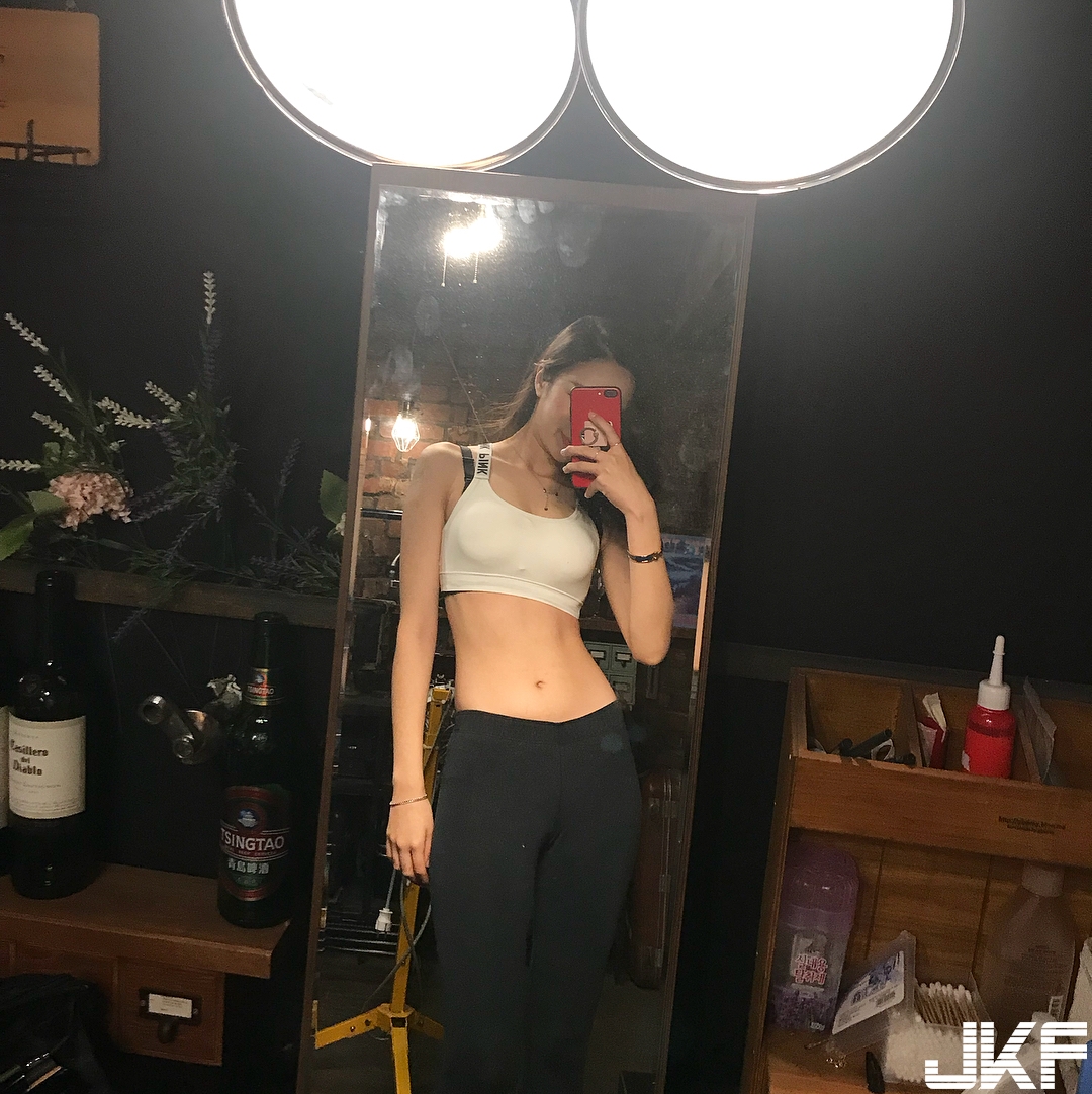 美艷姐姐圓領挖空大露香肩，比基尼大露蟻腰+逆天長腿，讓人眼睛大吃冰淇淋！