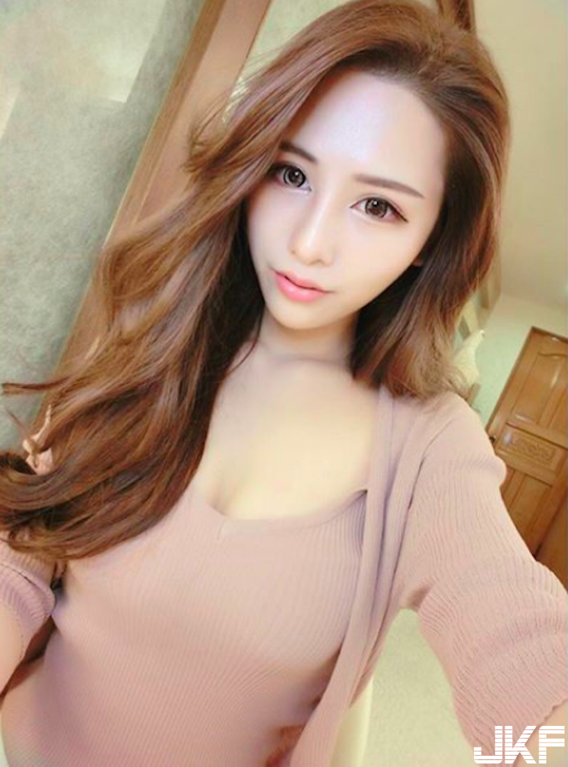網拍老闆娘「纖腰辣腿」超吸睛！「豐滿美乳」也火辣到極點！