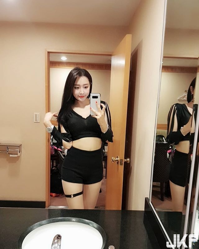 正妹激短上衣大秀「緊緻小蠻腰」，膝上襪露出「絕對領域」！養眼角度超誘人…