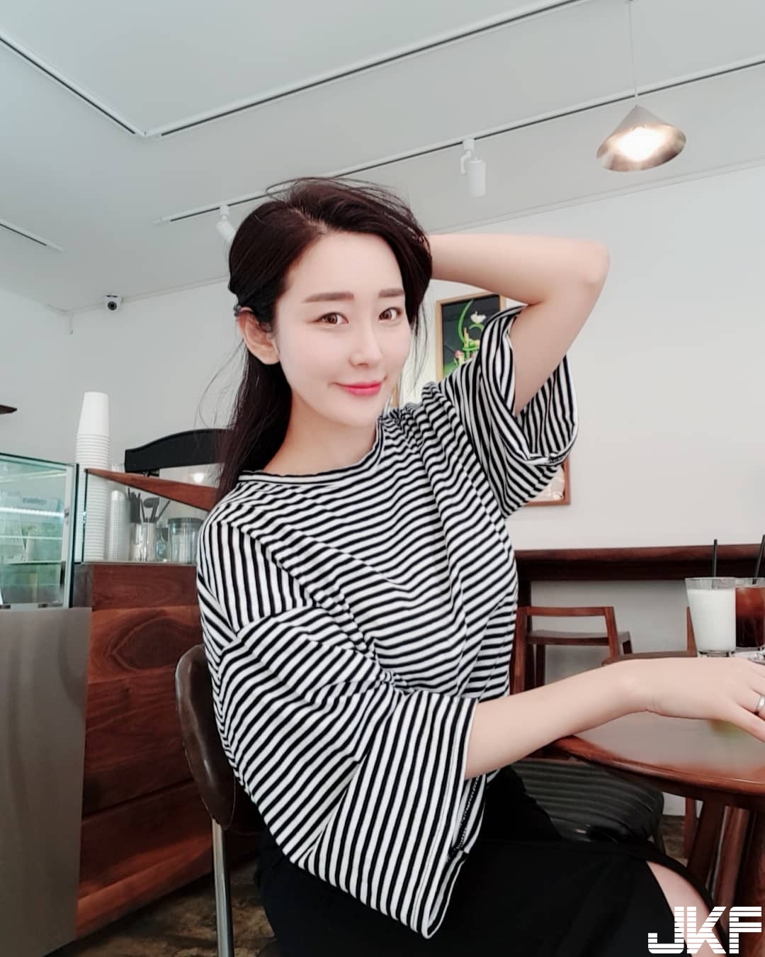 正妹激短上衣大秀「緊緻小蠻腰」，膝上襪露出「絕對領域」！養眼角度超誘人…