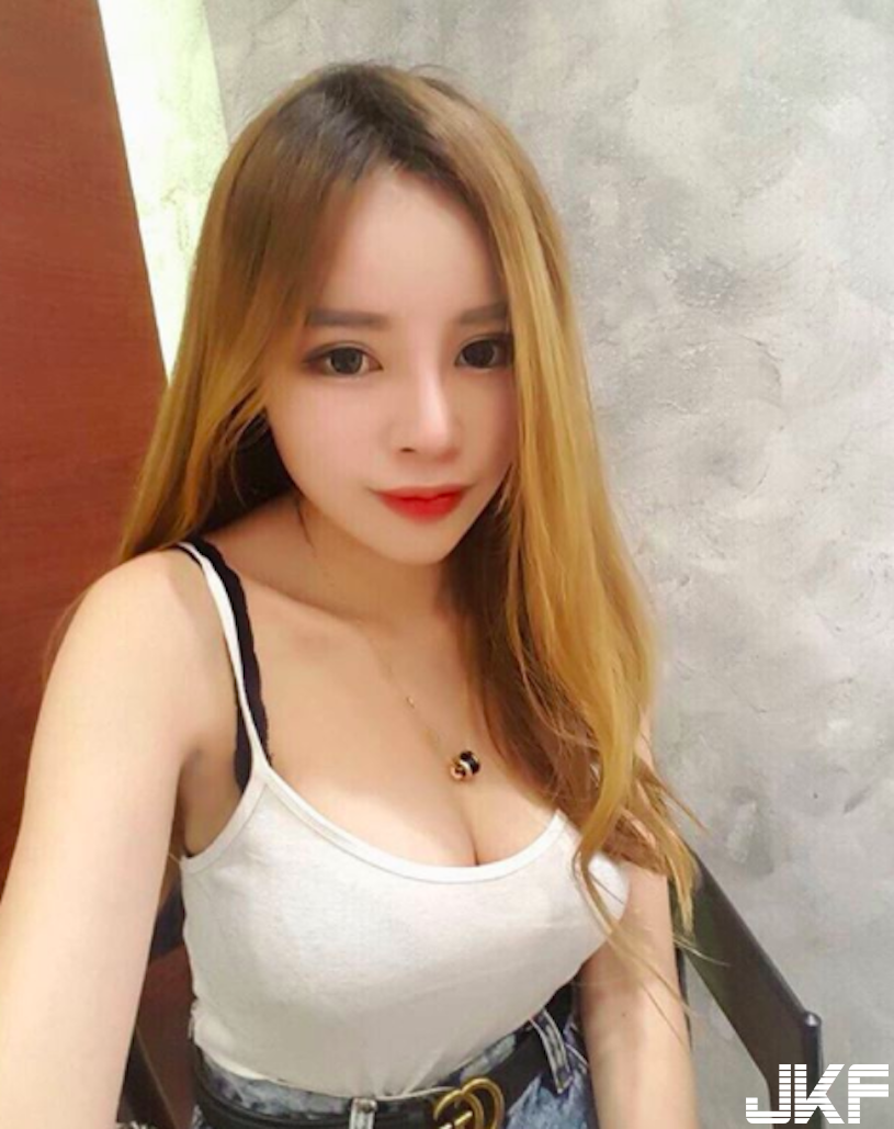 爆乳辣妹「兇器超雄偉」，肩帶卡進深溝，畫面超噴血！