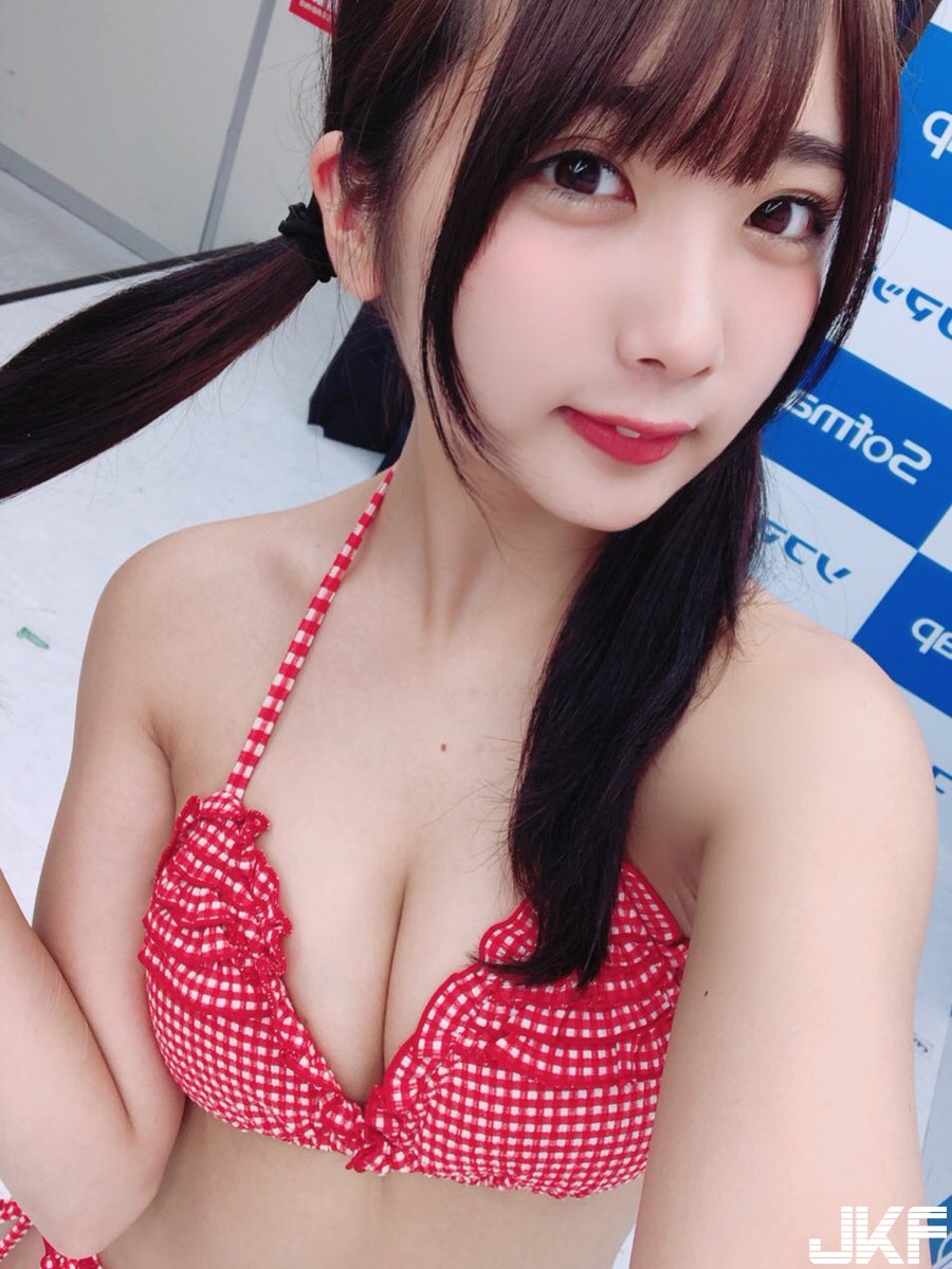 給我10秒鐘！正妹每天上傳「性感短片」　巨乳身材在鏡頭前搔首弄姿！