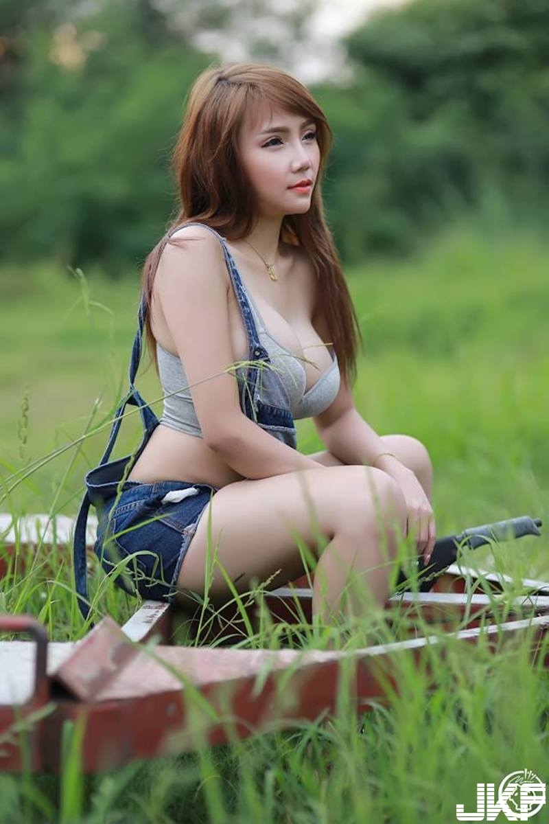 天氣好穿超少！「肉肉奶妹」野外修車好豪放！「渾圓兩球」可以加裝安全氣囊了！