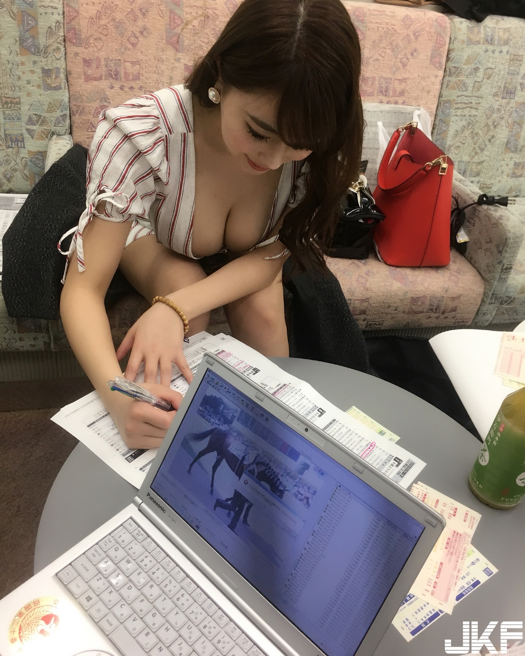 性感御姐釋放一對 G 奶！全身「薄紗透視裝」太犯規　挑戰極限露出！