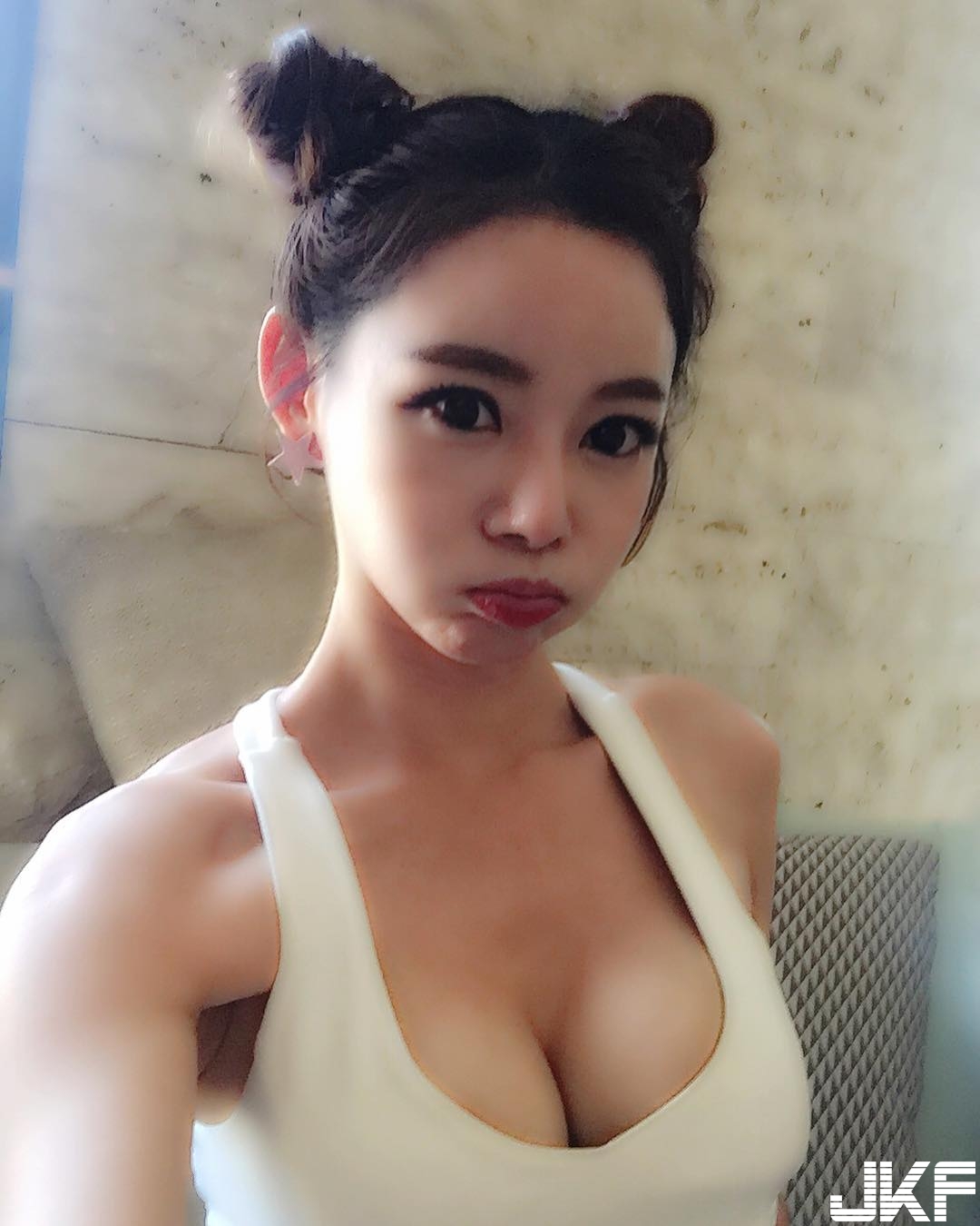 妹子解放放送「渾圓乳球」不斷晃動太猖狂！ 加碼「裸身獻出」讓人大噴鼻血！