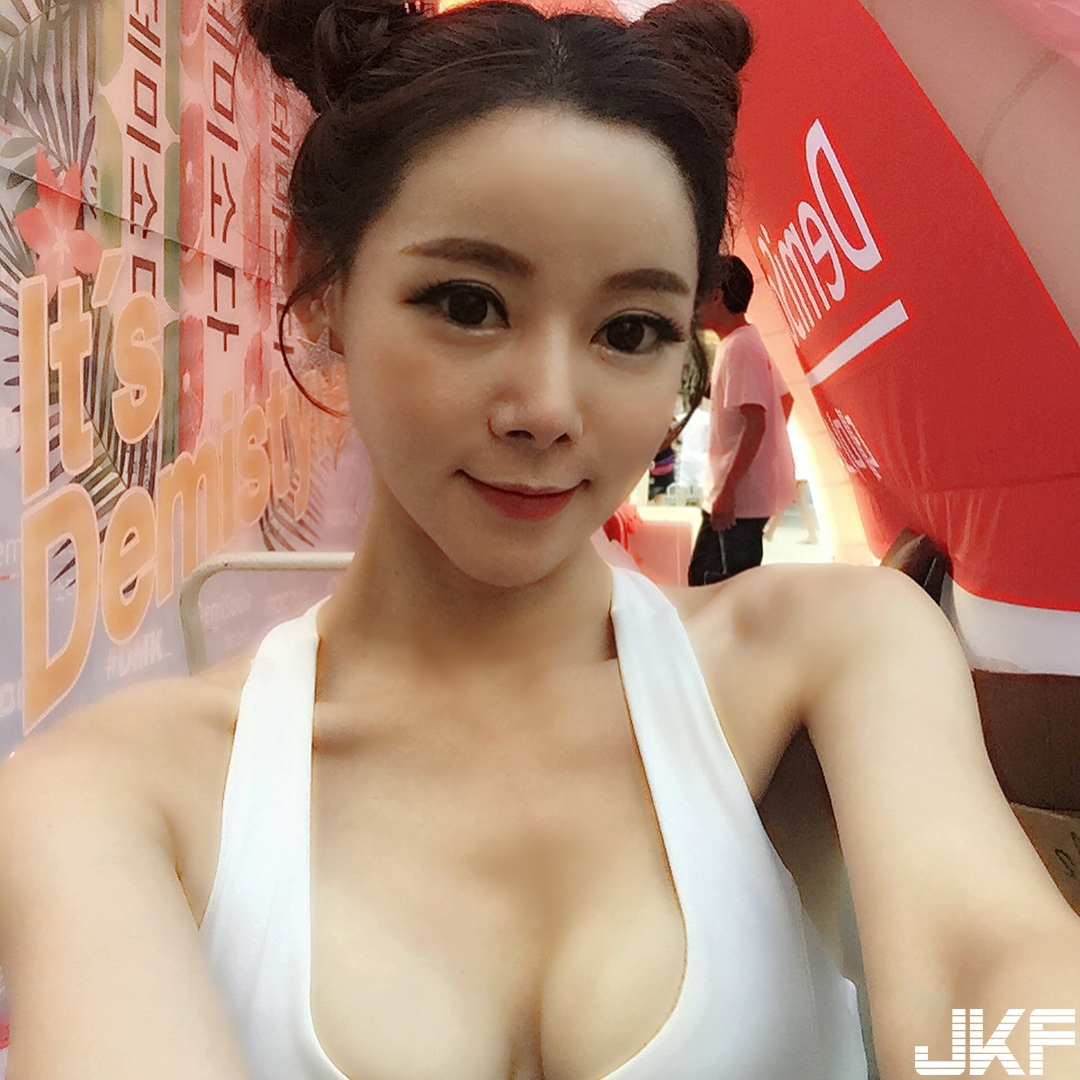 妹子解放放送「渾圓乳球」不斷晃動太猖狂！ 加碼「裸身獻出」讓人大噴鼻血！