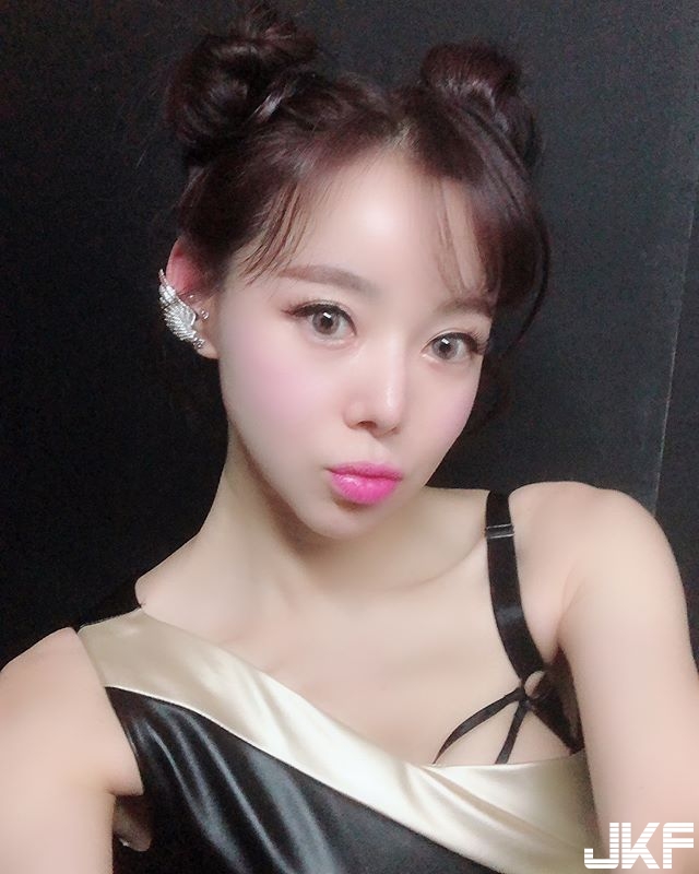 妹子解放放送「渾圓乳球」不斷晃動太猖狂！ 加碼「裸身獻出」讓人大噴鼻血！