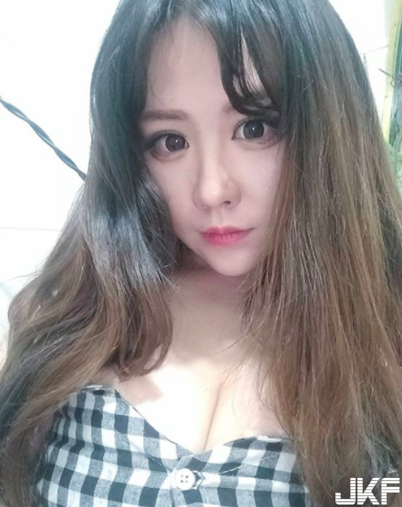 放開那隻狗！「白嫩大奶萌妹」奶壓幼犬，「側乳爆發」渾圓形狀讓人大流口水！