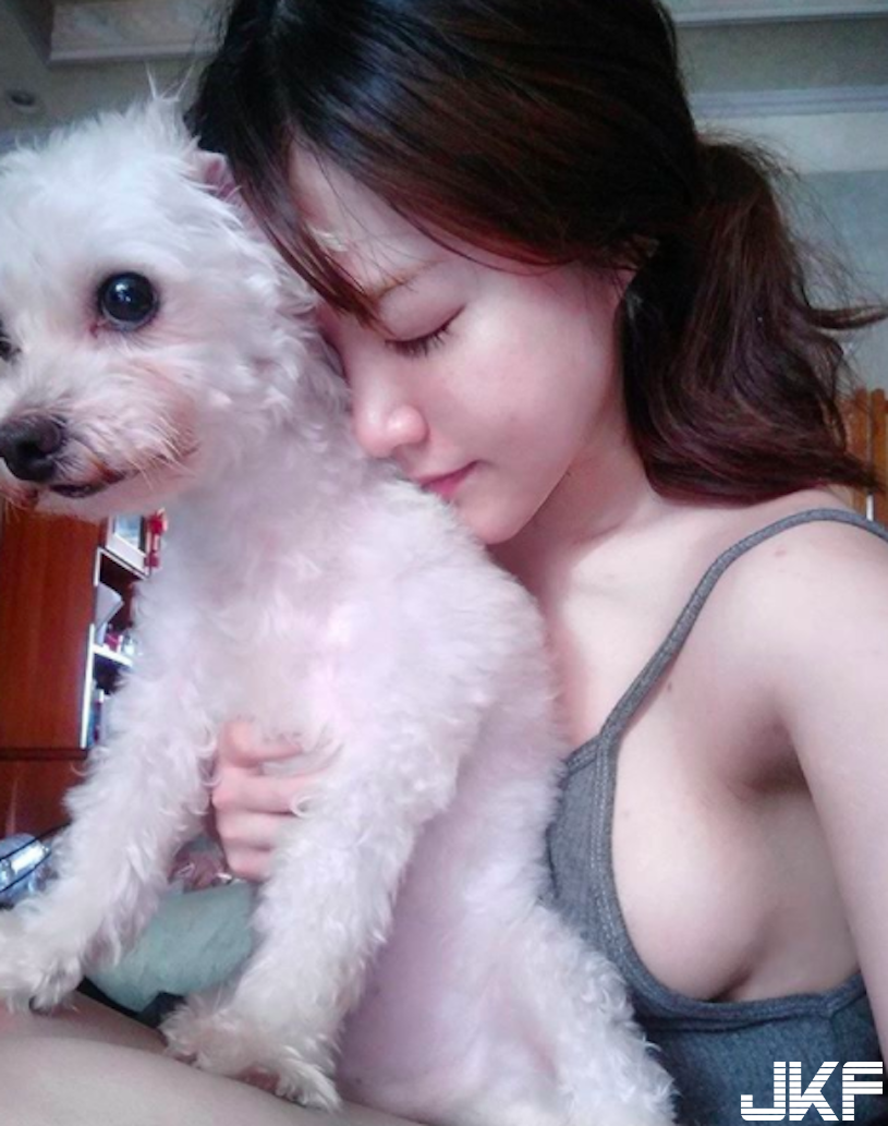 放開那隻狗！「白嫩大奶萌妹」奶壓幼犬，「側乳爆發」渾圓形狀讓人大流口水！