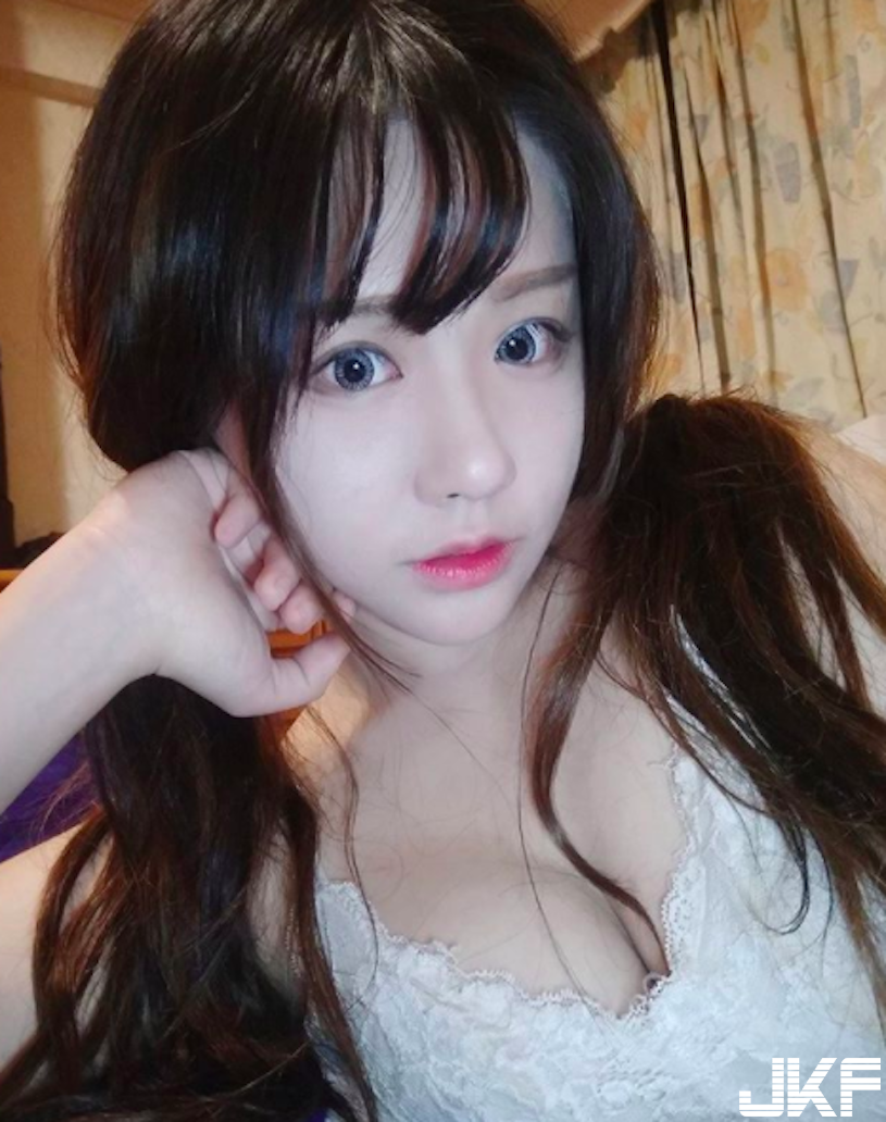 放開那隻狗！「白嫩大奶萌妹」奶壓幼犬，「側乳爆發」渾圓形狀讓人大流口水！