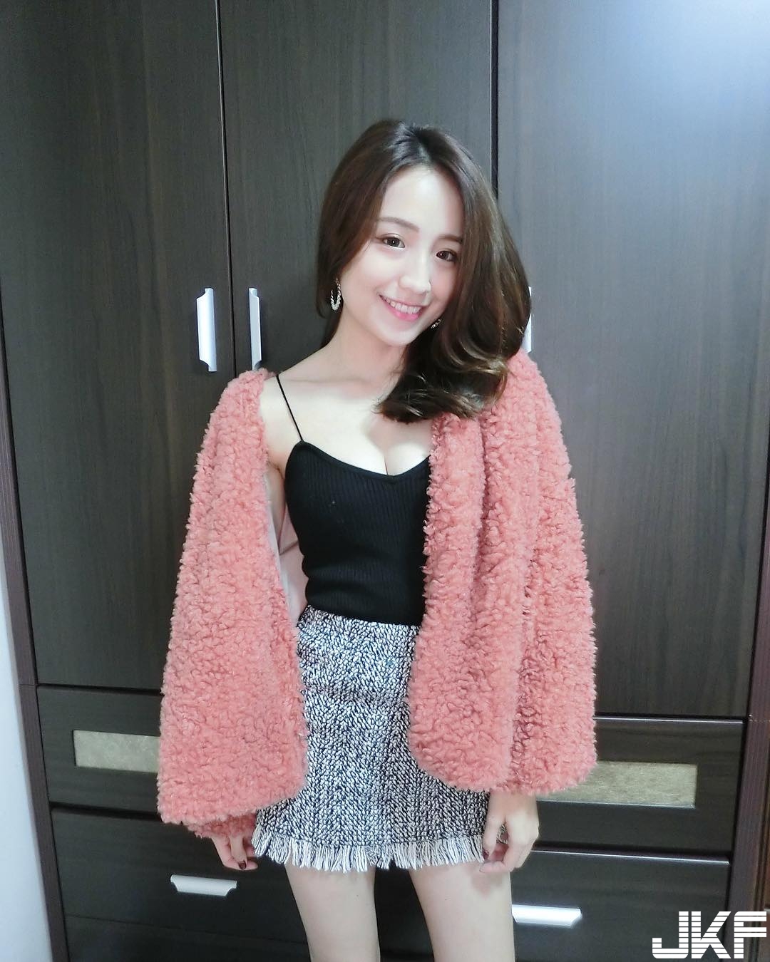 敬禮！「最正女教官」制服底下是「美乳身材」　比基尼造型太性感！