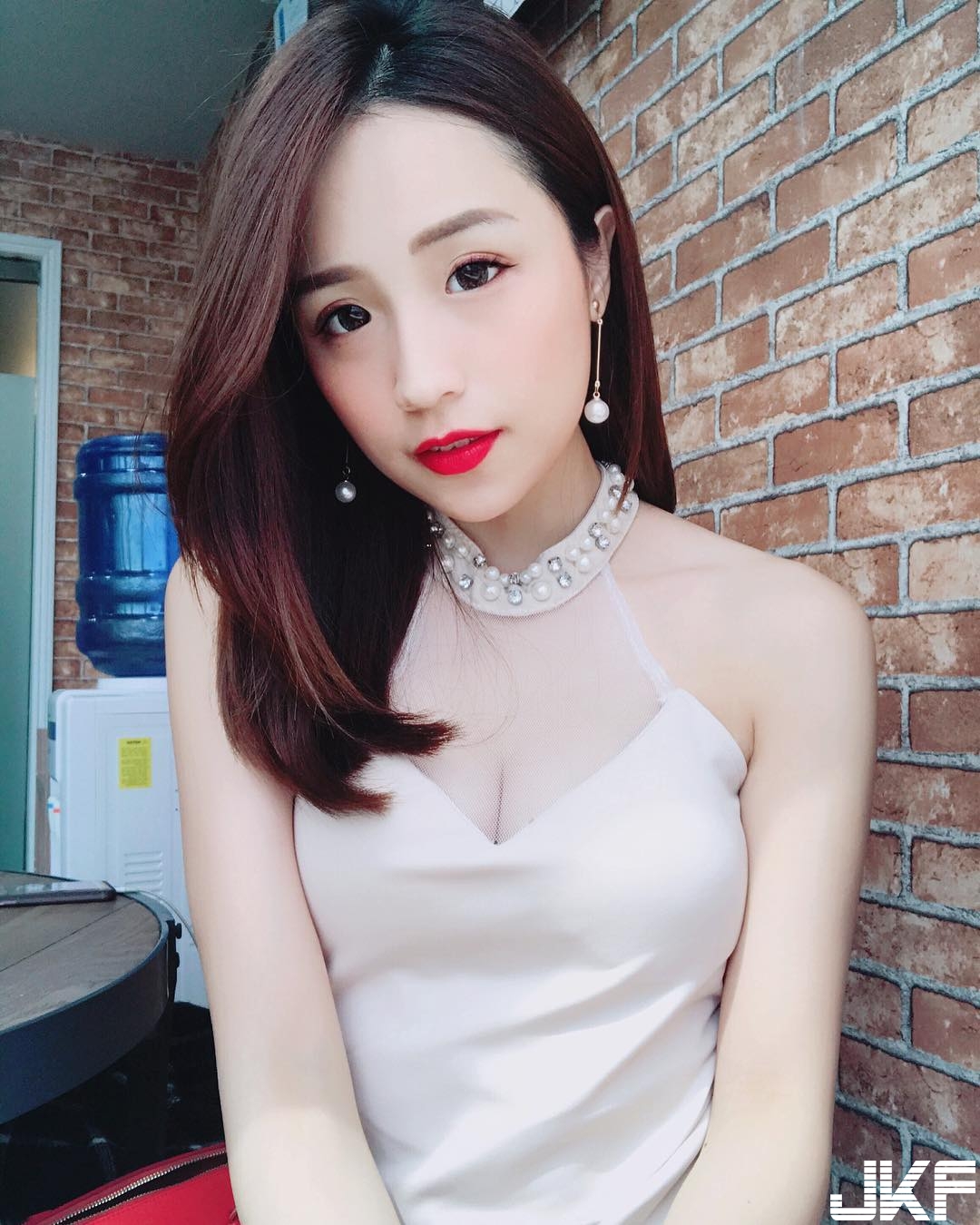 敬禮！「最正女教官」制服底下是「美乳身材」　比基尼造型太性感！