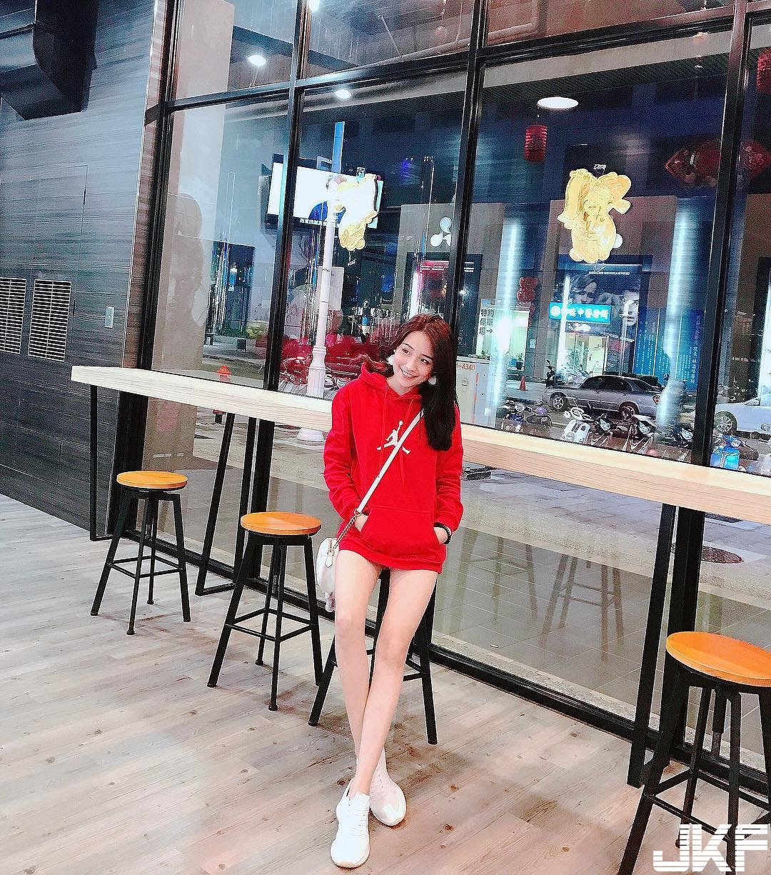 敬禮！「最正女教官」制服底下是「美乳身材」　比基尼造型太性感！