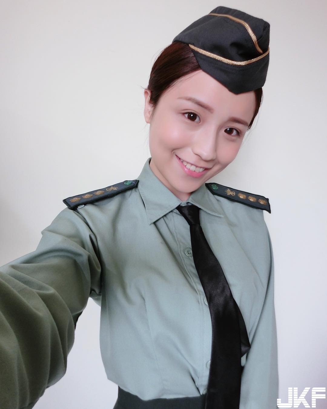 敬禮！「最正女教官」制服底下是「美乳身材」　比基尼造型太性感！