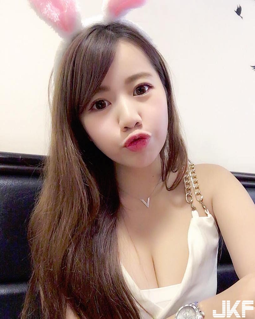超可愛！甜美系「爆乳正妹」飽滿上圍太迷人！滿滿的「美胸視角」讓人看der不要不要..