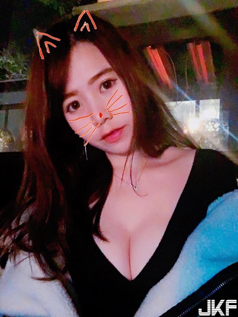 超可愛！甜美系「爆乳正妹」飽滿上圍太迷人！滿滿的「美胸視角」讓人看der不要不要..