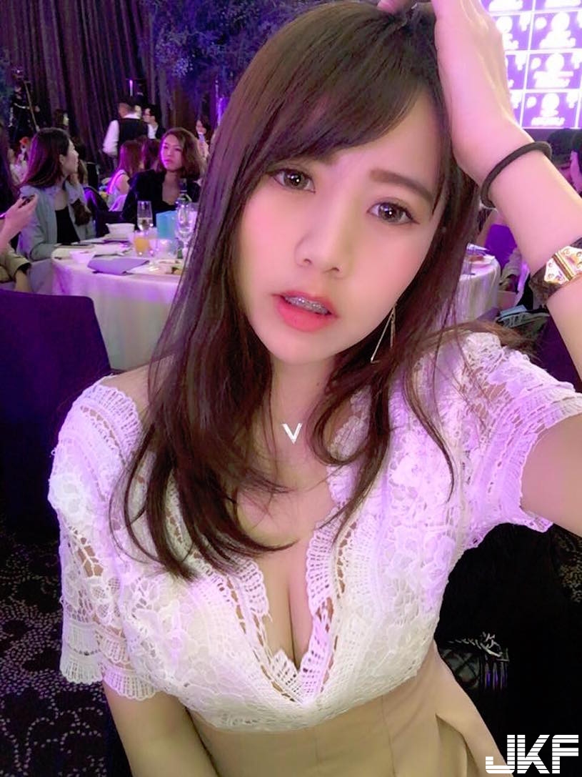 超可愛！甜美系「爆乳正妹」飽滿上圍太迷人！滿滿的「美胸視角」讓人看der不要不要..