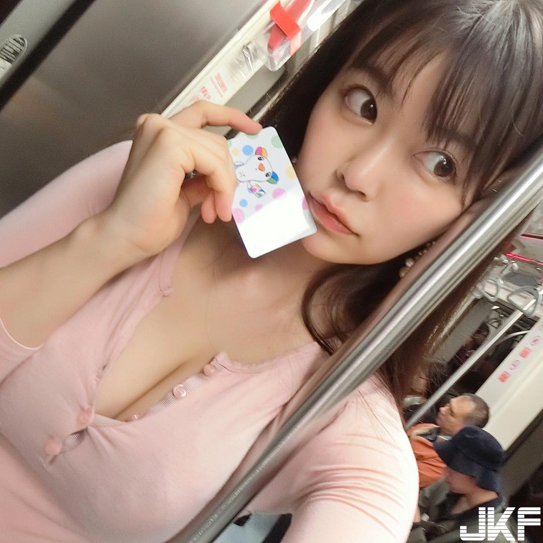 「巨乳正妹」台北101前秀一字馬　深V泳裝讓「H奶球」差點曝光！