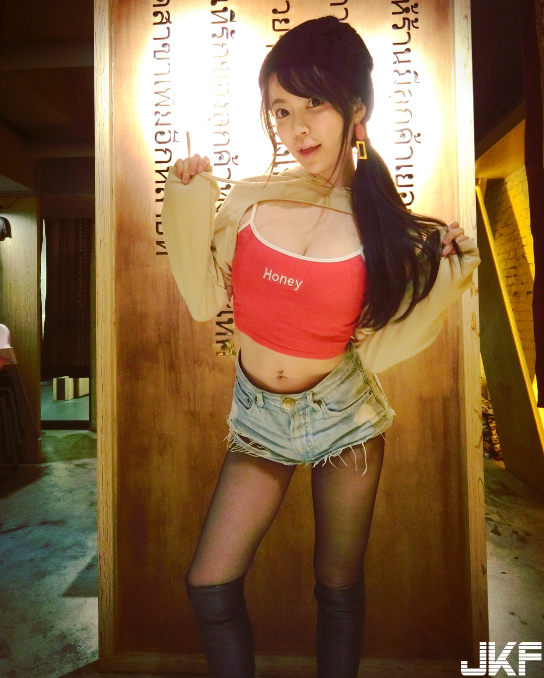 「巨乳正妹」台北101前秀一字馬　深V泳裝讓「H奶球」差點曝光！