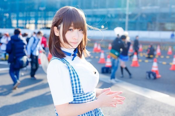 白嫩爆萌的「E奶coser」　巨乳+黑絲襪組合&#8230;犯規又超甜美！