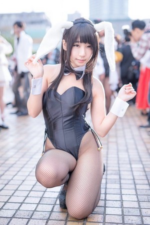 白嫩爆萌的「E奶coser」　巨乳+黑絲襪組合&#8230;犯規又超甜美！